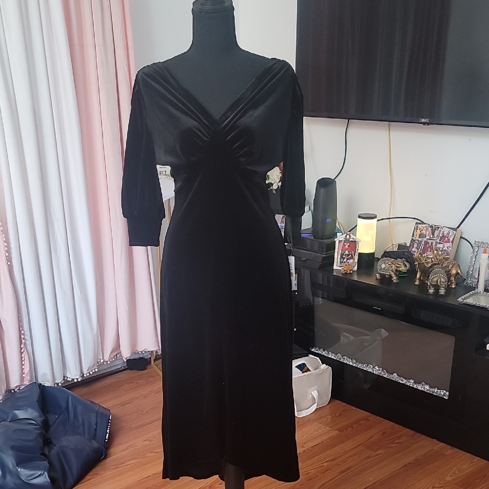 Black Sheath Dress with V-Neck and 3/4 Sleeves